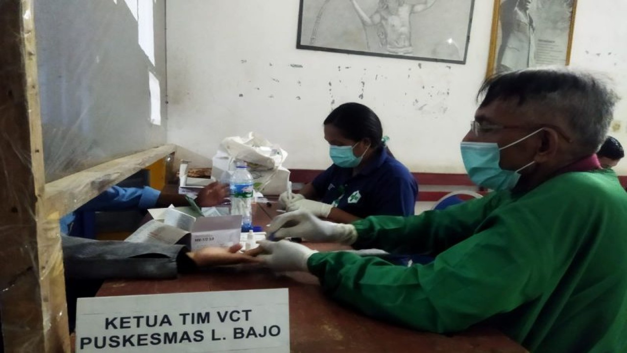 KPA Manggarai Barat bekerja sama dengan Tim VCT Puskesmas Labuan Bajo melakukan deteksi dini HIV bagi para pelajar dan mahasiswa di Labuan Bajo, Kabupaten Manggarai Barat, Provinsi Nusa Tenggara Timur (NTT) , Sabtu (3/12/2022). (FOTO ANTARA/Fransiska Mariana Nuka)