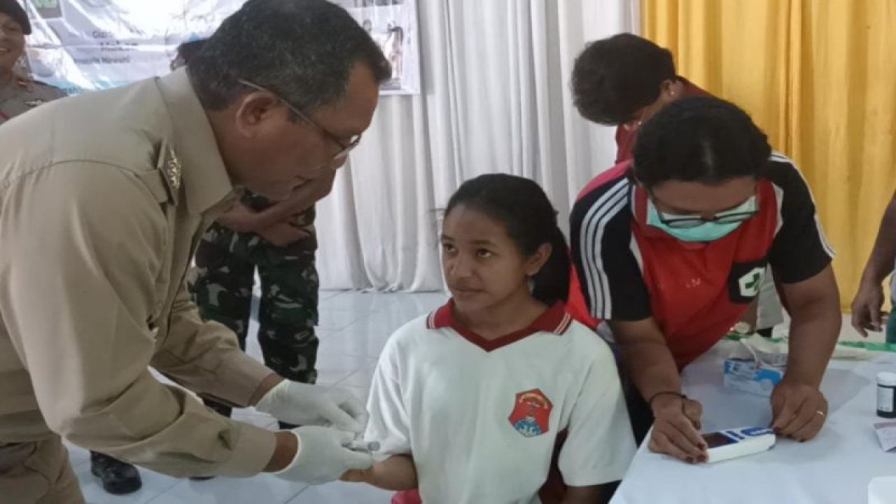 Bupati Nagekeo, Nusa Tenggara Timur Johanes Don Bosco Do melakukan pemeriksaan hemoglobin (Hb) pada seorang remaja putri dalam Aksi Bergizi dan Pemeriksaan HB bagi 1.000 pelajar putri tingkat SMP dan SMA di Kecamatan Boawae, Nagekeo, NTT, Senin (12/12/2022). (ANTARA/Dokumentasi Pribadi)