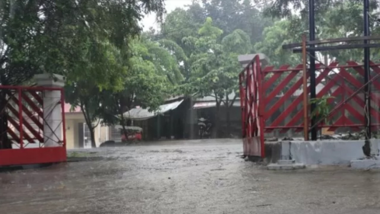 Ilustrasi - Hujan mengguyur wilayah Kota Kupang, NTT. (ANTARA/Aloysius Lewokeda)