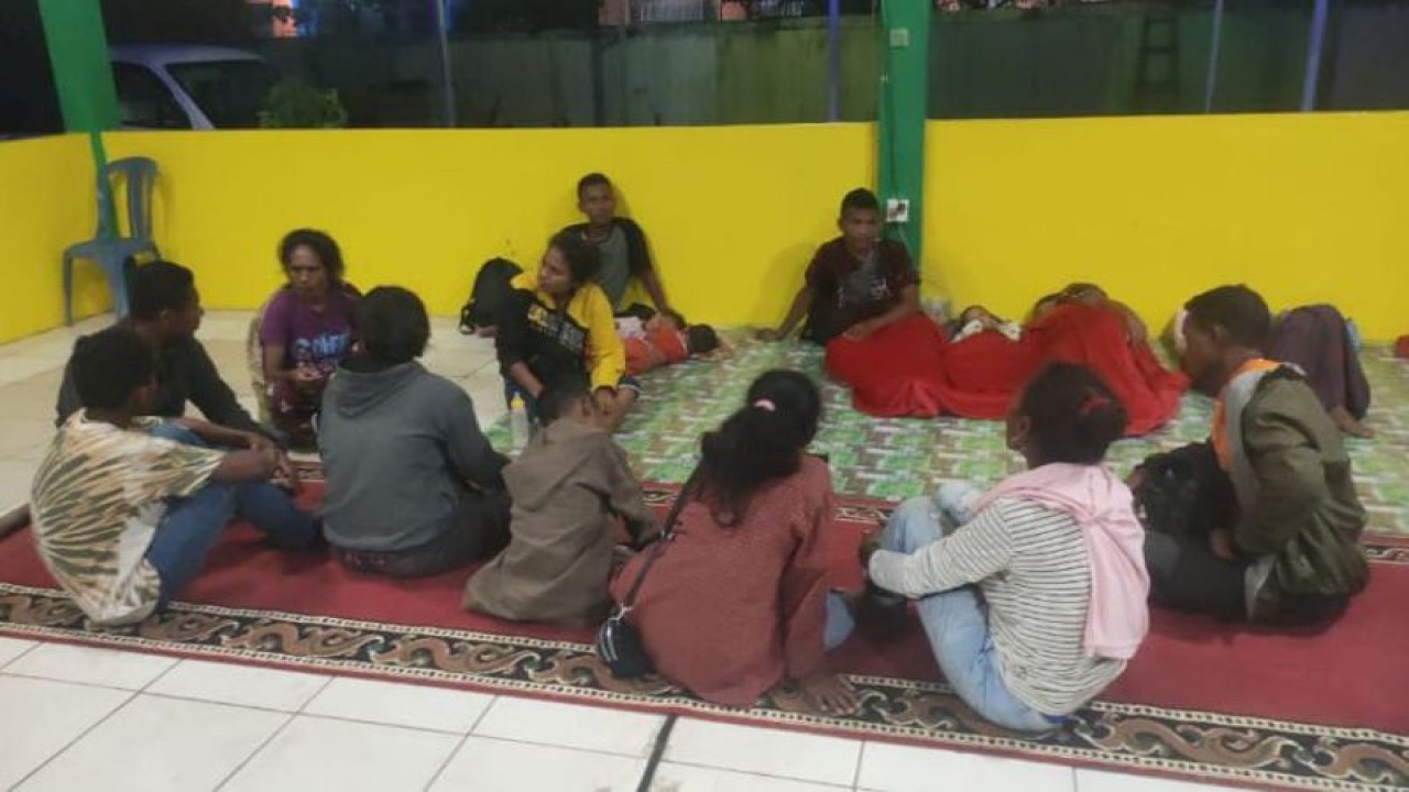 Warga asal NTT yang ditipu dijanjikan bekerja di daerah Kotawaringin Timur yang terlantar di Kota Palangka Raya kini menginap di aula Kelurahan Bukit Tunggal, Selasa (20/12/2022). ANTARA/Dokumentasi Pribadi
