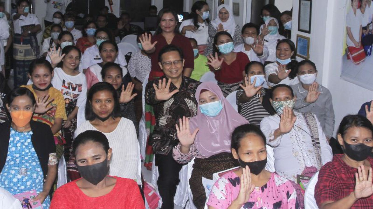 Menteri Kesehatan Budi Gunadi Sadikin (baris ketiga tengah) berpose bersama sejumlah ibu hamil usai menghadiri Deklarasi Ibu Hamil Indonesia dalam rangka memperingati peringatan Hari Ibu di Puskemas Sikumana, Kota Kupang, NTT, Kamis (22/12/2022). ANTARA FOTO/Kornelis Kaha.