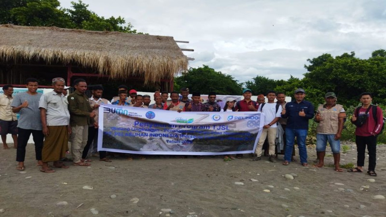 Foto bersama usai penyerahan bantuan Program TJSL Pelindo Labuan Bajo kepada Pokmaswas Bangko Bersatu Desa Nanga Bere, Kecamatan Lembor Selatan, Kabupaten Manggarai Barat, NTT, Kamis (22/12/2022). (ANTARA/HO-Dokumentasi Pribadi)