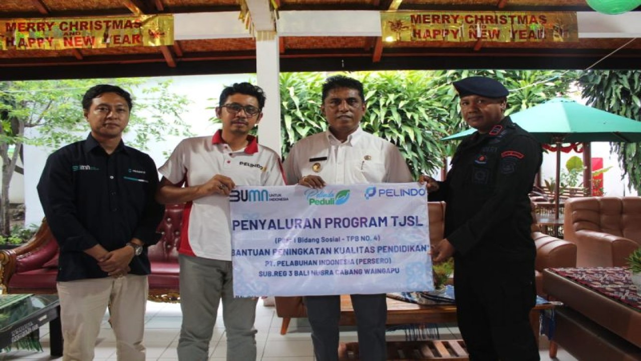 PT Pelabuhan Indonesia (Persero) Cabang Waingapu mendukung peningkatan kualitas pendidikan di Sumba Timur, NTT lewat penyaluran TJSL yang telah diterima simbolis oleh Wakil Bupati Sumba Timur David Melo Wadu, Sumba Timur, Rabu (21/12/2022). (ANTARA/HO-Dokumentasi Pribadi)