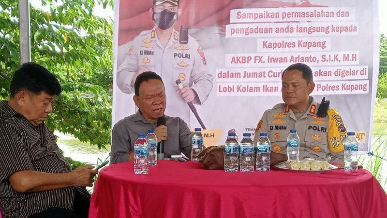 Bupati Kupang Provinsi Nusa Tenggara Timur Korinus Masneno (kedua dari kiri) bersama Kapolres Kupang AKBP FX Irwan Arianto (kanan) dan Wakil Bupati Kupang Jerry Maafe (kiri) dalam kegiatan "Jumat Curhat Kapolres Kupang" berlangsung di Mapolres Kupang, Jumat (30/12/2022). ANTARA/Benny Jahang