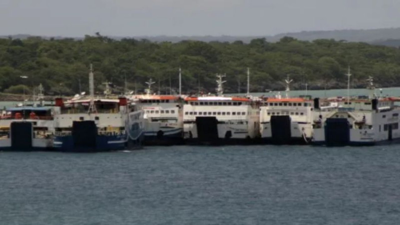 Sejumlah kapal Ferry berlabuh di pelabuhan penyeberangan Bolok, Kabupaten Kupang, NTT. (ANTARA/Kornelis Kaha)