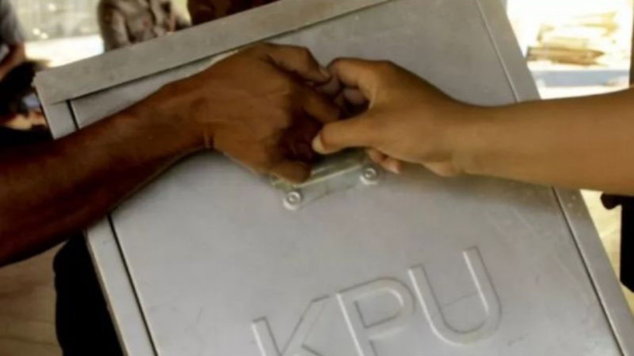 Dokumentasi petugas KPUD Kupang mengangkut logistik pemilu untuk pemilihan gubernur NTT. ANTARA Foto/Kornelis Kaha