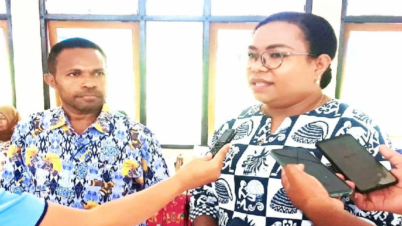 Bunda PAUD Biak Numfor Ruth Naomi Rumkabu S.Pd bersama didampingi panitia penyelenggara pelatihan Pokja PAUD Engelbert Toto, Kamis (29/12). ANTARA/Muhsidin