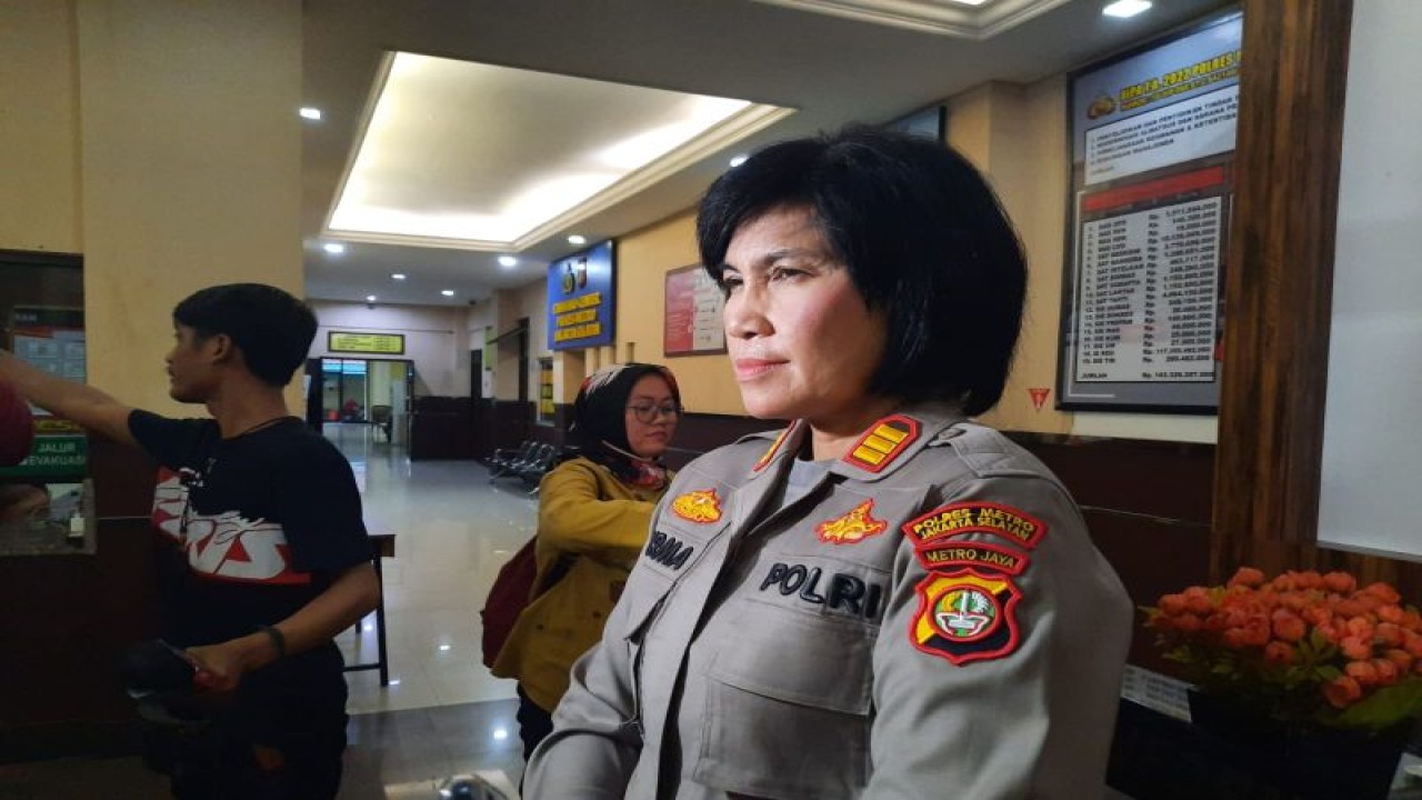 Kasi Humas Polres Metro Jakarta Selatan AKP Nurma Dewi saat memberikan keterangan pers di Jakarta, Sabtu (8/10/2022). (ANTARA/Yoanita Hastryka Djohan)