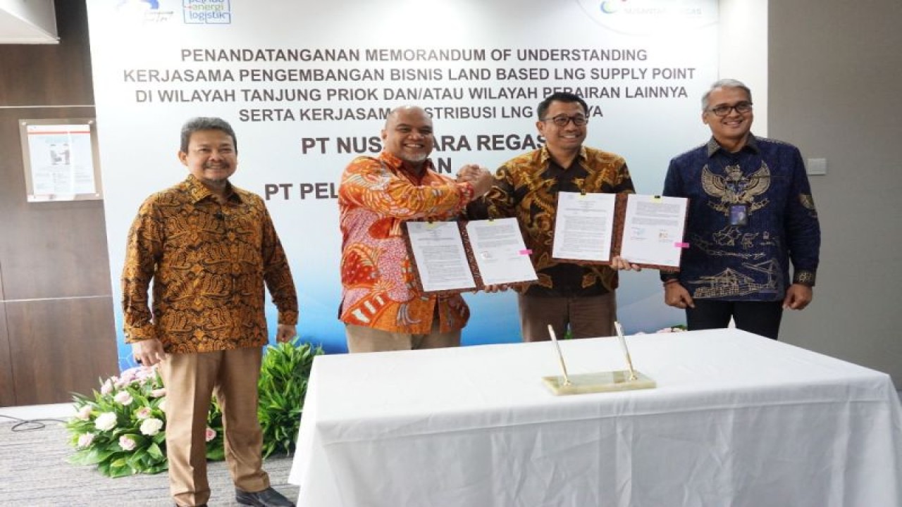 PT Nusantara Regas (NR), anak usaha Subholding Gas Pertamina, dan PT Pelindo Energi Logistik (PEL) menandatangani nota kesepahaman (MoU) kerja sama pengembangan bisnis land bases LNG supply point di Tanjung Priok, Jakarta, dan kawasan lainnya. ANTARA/HO-Nusantara Regas