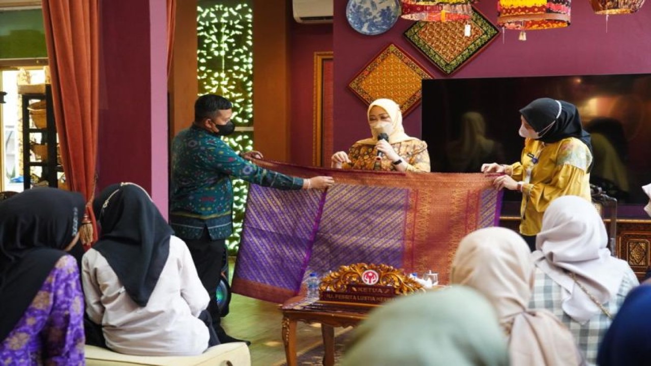 Ketua Dekranasda Sumsel Ny. Febrita Lustia Herman Deru memberikan arahan kepada bimtek perajin petenun kain songket. (ANTARA/HO-Dekranasda Sumsel)