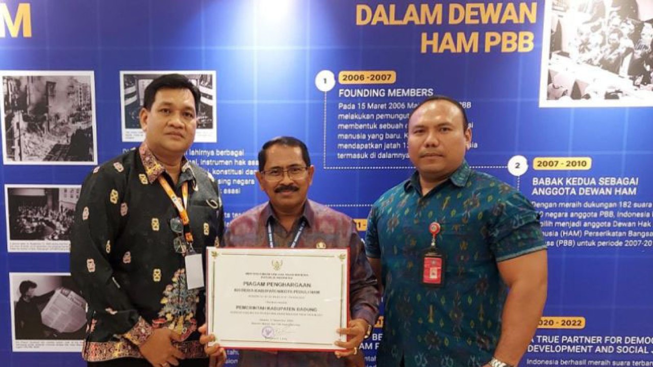 Asisten Pemerintahan dan Kesra I Nyoman Sujendra didampingi oleh Kabag Hukum AA. Gde Asteya Yudhya saat menerima Penghargaan Kabupaten Peduli HAM. ANTARA/HO-Pemkab Badung.