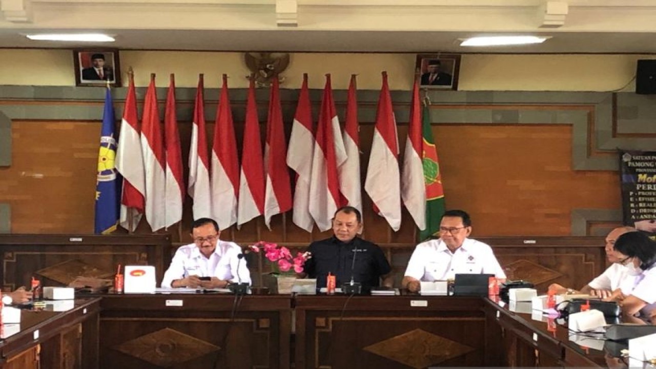 Kepala Satpol PP Provinsi Bali Dewa Nyoman Rai Dharmadi (tengah). FOTO ANTARA/Ni Putu Putri Muliantari