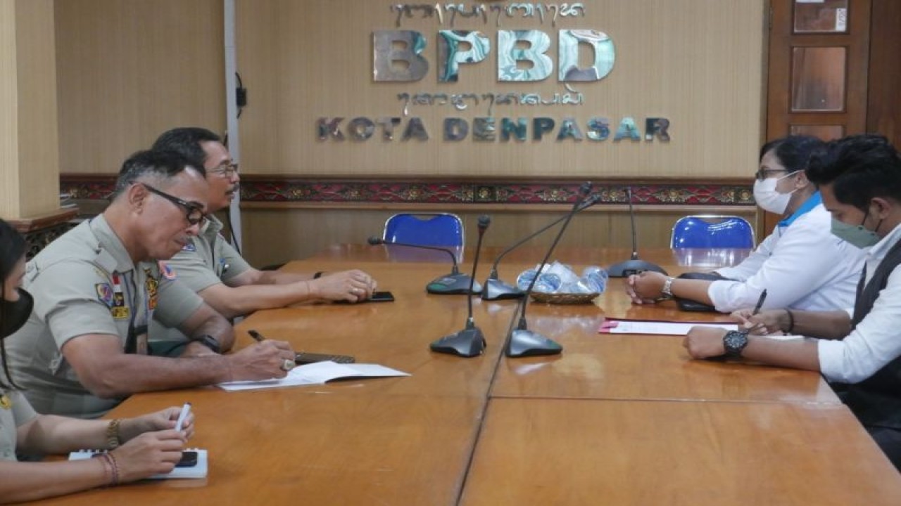 Kepala Ombudsman RI Provinsi Bali Ni Nyoman Sri Widhiyanti (kanan) berdialog dengan pihak BPBD Kota Denpasar, Bali terkait kesiapan menghadapi cuaca ekstrem yang terjadi di Bali. ANTARA/HO-Ombudsman Bali.
