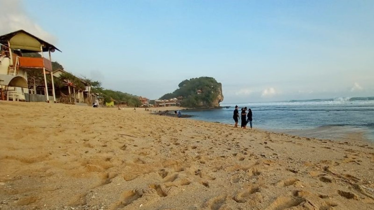 Objek wisata pantai di Gunungkidul. (ANTARA/Sutarmi)