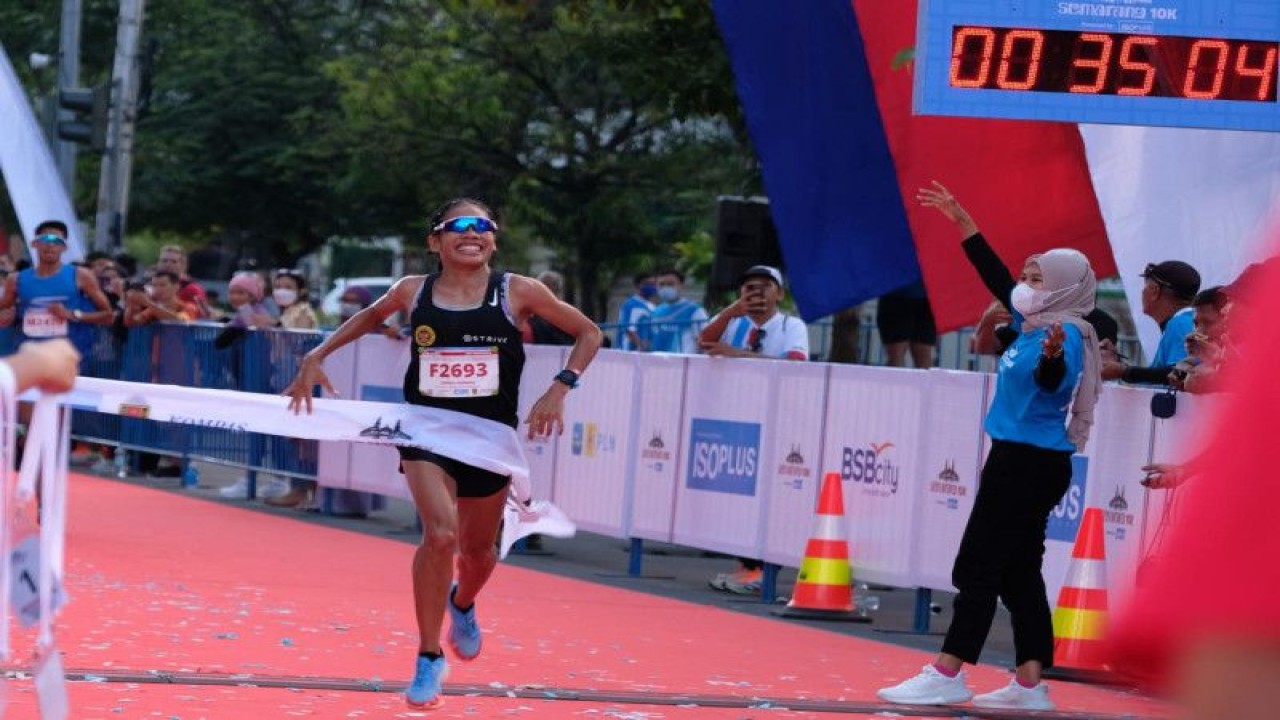 Odekta Elvina Naibaho finis terdepan dengan catatan waktu 35 menit 05,3 detik dalam ajang marathon Semarang 10K di Semarang, Jawa Tengah, Minggu (18/12/2022). (ANTARA/HO-Porbin)