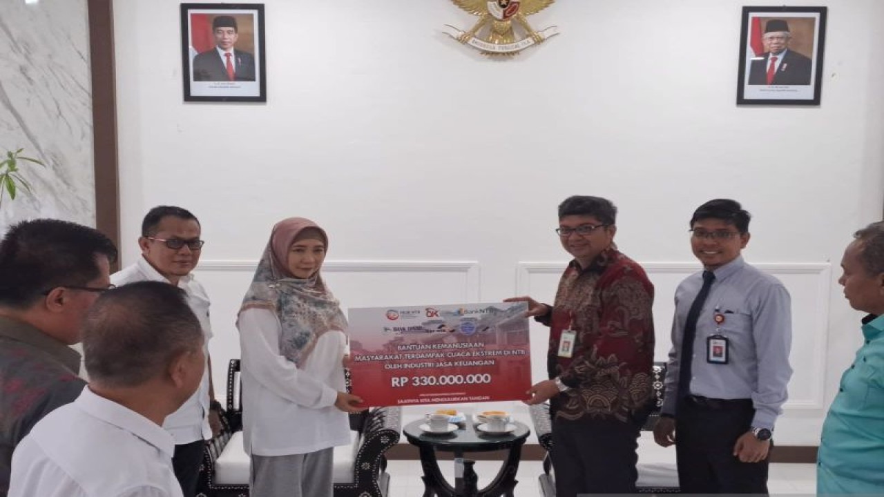 Kepala Otoritas Jasa Keuangan (OJK) Nusa Tenggara Barat, Rico Rinaldy (ketiga kanan), menyerahkan secara simbolis bantuan untuk korban bencana alam kepada Wakil Gubernur NTB Hj Sitti Rohmi Djalilah, di Mataram, Rabu (28/12/2022). ANTARA/Awaludin