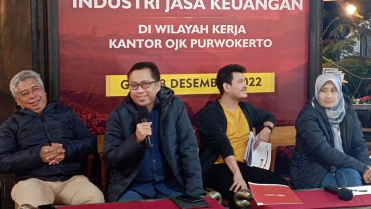 Kepala Kantor Otoritas Jasa Keuangan (KOJK) Purwokerto Riwin Mihardi (dua dari kiri) memberi keterangan pers terkait perkembangan sektor jasa keuangan di wilayah Banyumas Raya. ANTARA/Sumarwoto