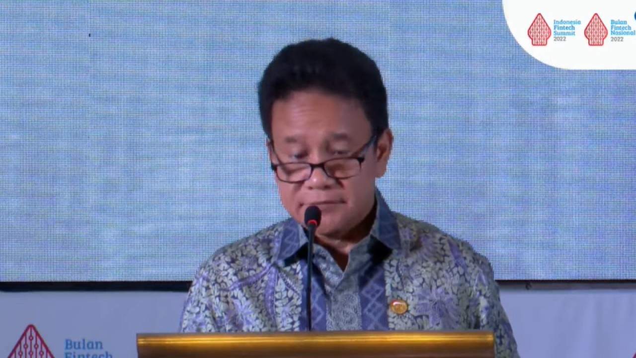 Wakil Ketua Dewan Komisioner Otoritas Jasa Keuangan (OJK) Mirza Adityaswara dalam "Closing Ceremony 4th Indonesia Fintech Summit & Bulan Fintech Nasional 2022" yang dipantau secara daring di Jakarta, Senin (12/12/2022). (ANTARA/Agatha Olivia Victoria)