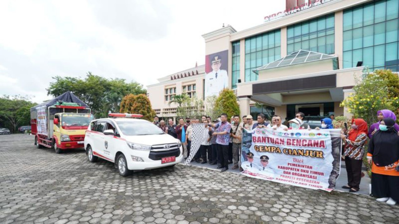 Bupati OKU Timur Lanosin Hamzah pada Jumat (2/12/2022) memberangkatkan bantuan untuk korban gempa bumi di Kabupaten Cianjur, Provinsi Jawa Barat. (ANTARA/Edo Purmana/22)