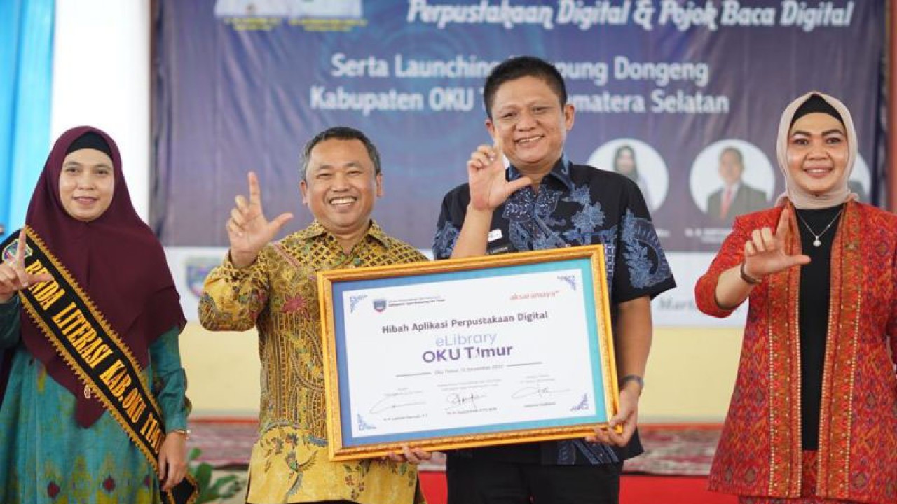 Bupati OKU Timur Lanosin Hamzah berfoto bersama pejabat pemangku kepentingan terkait pada acara peluncuran layanan perpustakaan digital di Martapura, Kabupaten OKU Timur, Provinsi Sumatera Selatan, Selasa (13/12/2022). (ANTARA/Edo Purmana/22)
