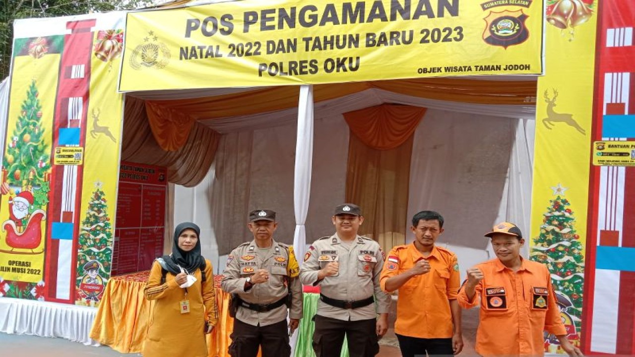 Personel BPBD OKU siaga di salah satu pos pengamanan di lokasi objek wisata selama libur tahun baru 2023, Rabu. (ANTARA/Edo Purmana/22)