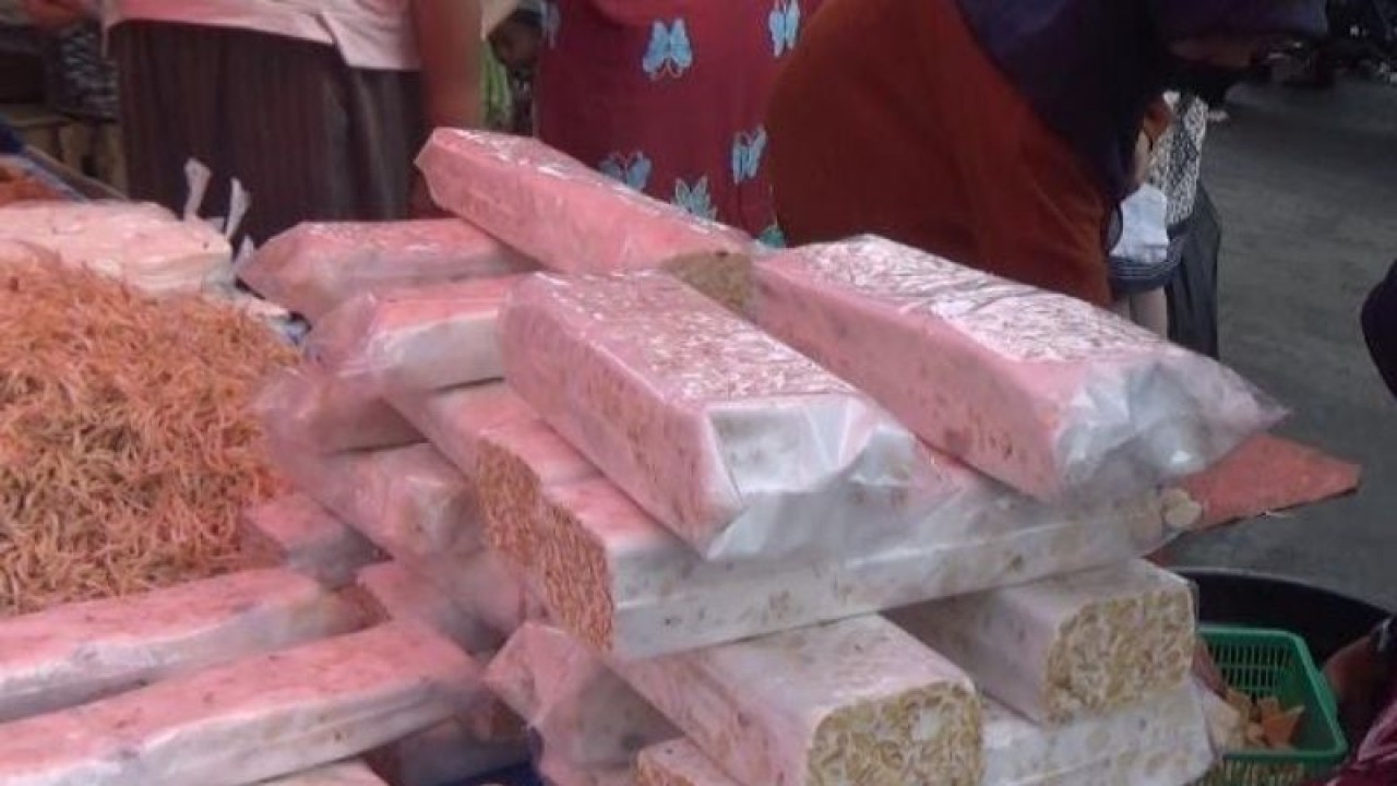 Olahan kedelai tempe yang ukurannya dikurangi oleh pedagang di Pasar Panorama Kota Bengkulu. ANTARA/Anggi Mayasari