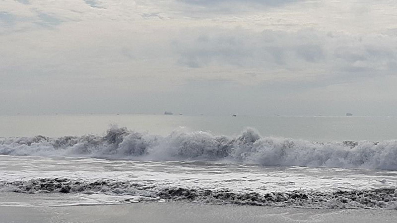 Ilustrasi - Ombak menghempas ke pantai. (ANTARA/Sumarwoto)