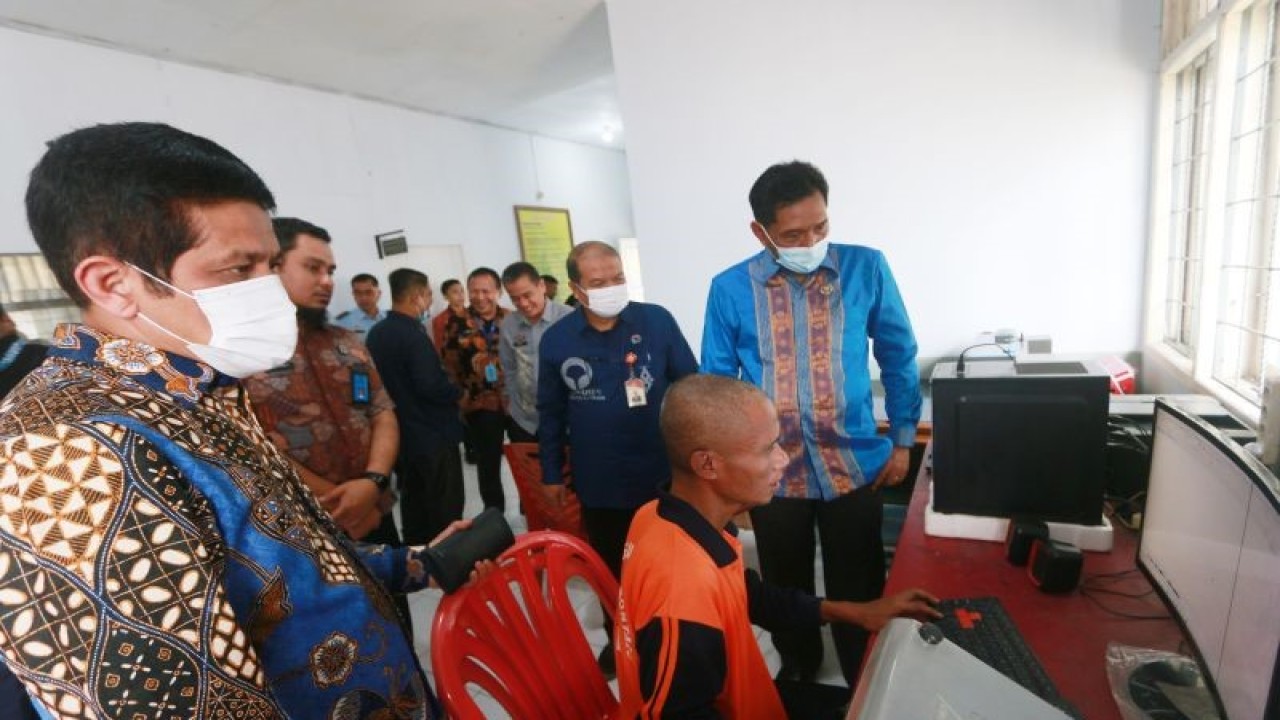 Anggota Ombudsman Republik Indonesia (RI) Johanes Widijantoro (kanan), Jemsly Hutabarat (kiri) melihat program kemandirian Warga Binaan Pemasyarakatan di Lembaga Pemasyarakatan (Lapas) Kelas IIA Kota Gorontalo, Gorontalo, Kamis (15/12/2022) ANTARA/Adiwinata Solihin