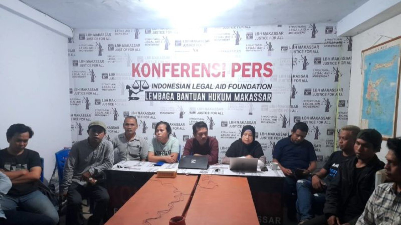 Suasana sejumlah gabungan Organisasi Masyarakat Sipil (OMS) beserta organisasi jurnalis mendeklarasikan Kawal Pemilu 2024 di kantor LBH Makassar, Sulawesi Selatan, Senin (12/12/2022). ANTARA/Darwin Fatir.