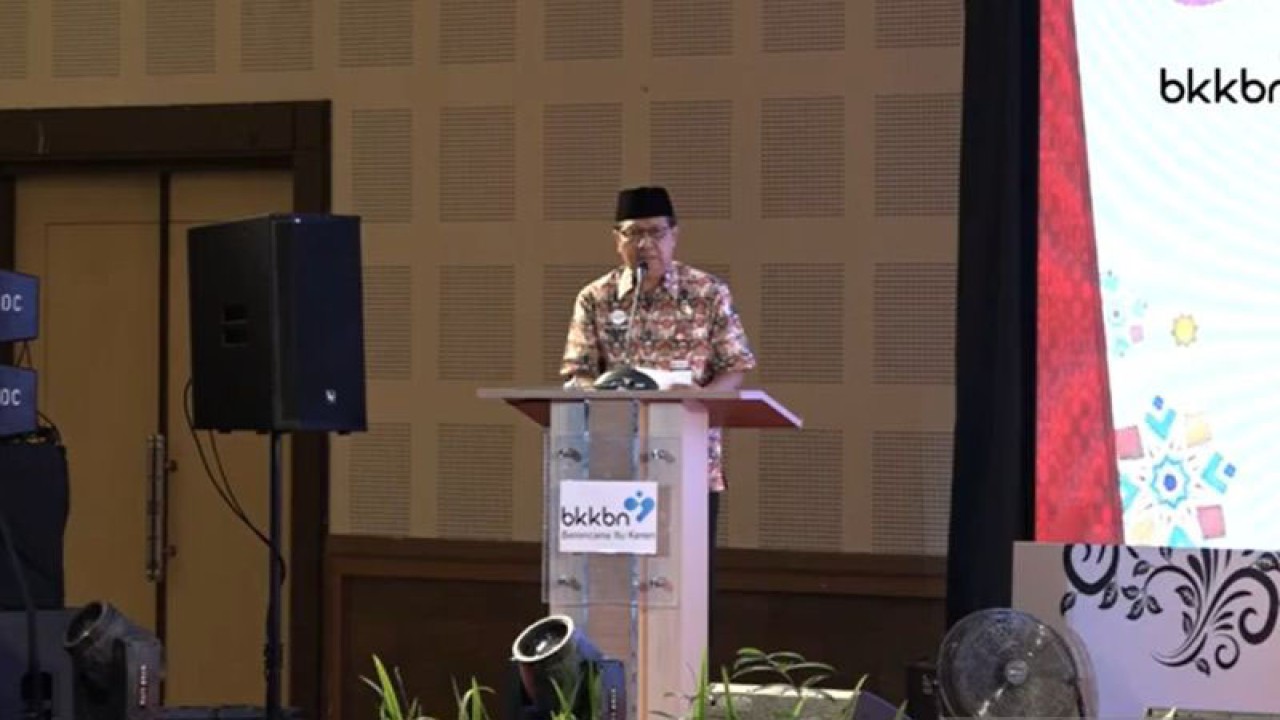 Tangkapan layar Kepala Dinas Sosial P2KB Kota Pekalongan, Jateng, Yos Rosyidi dalam Sosialisasi Bagi Para Penyuluh Agama dalam Percepatan Penurunan Stunting yang diikuti secara daring di Jakarta, Rabu (28/12/2022). (FOTO ANTARA/Hreeloita Dharma Shanti)