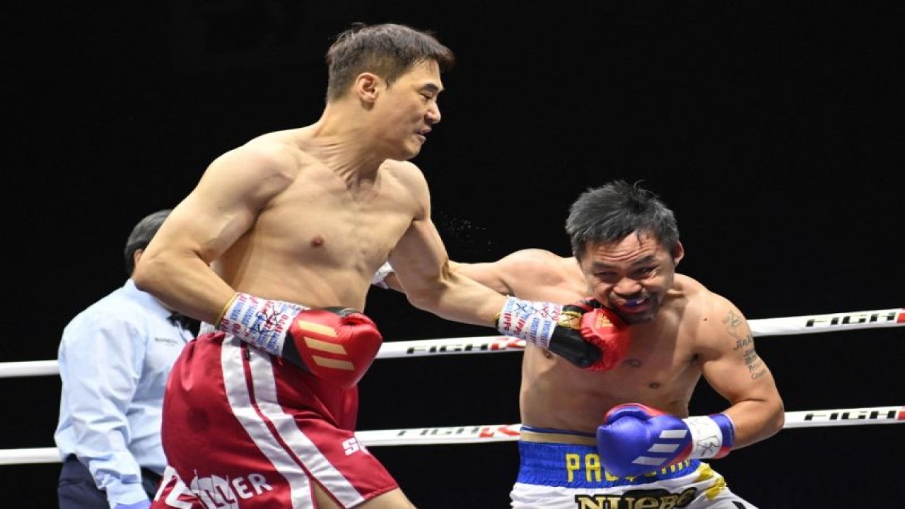 YouTuber Korea Selatan D.K. Yoo bertarung dengan Manny Pacquiao asal Filipina pada laga ekshibisi di KINTEX arena, pinggiran kota Seoul, Korea Selatan, Minggu (11/12/2020). AFP/JUNG YEON-JE