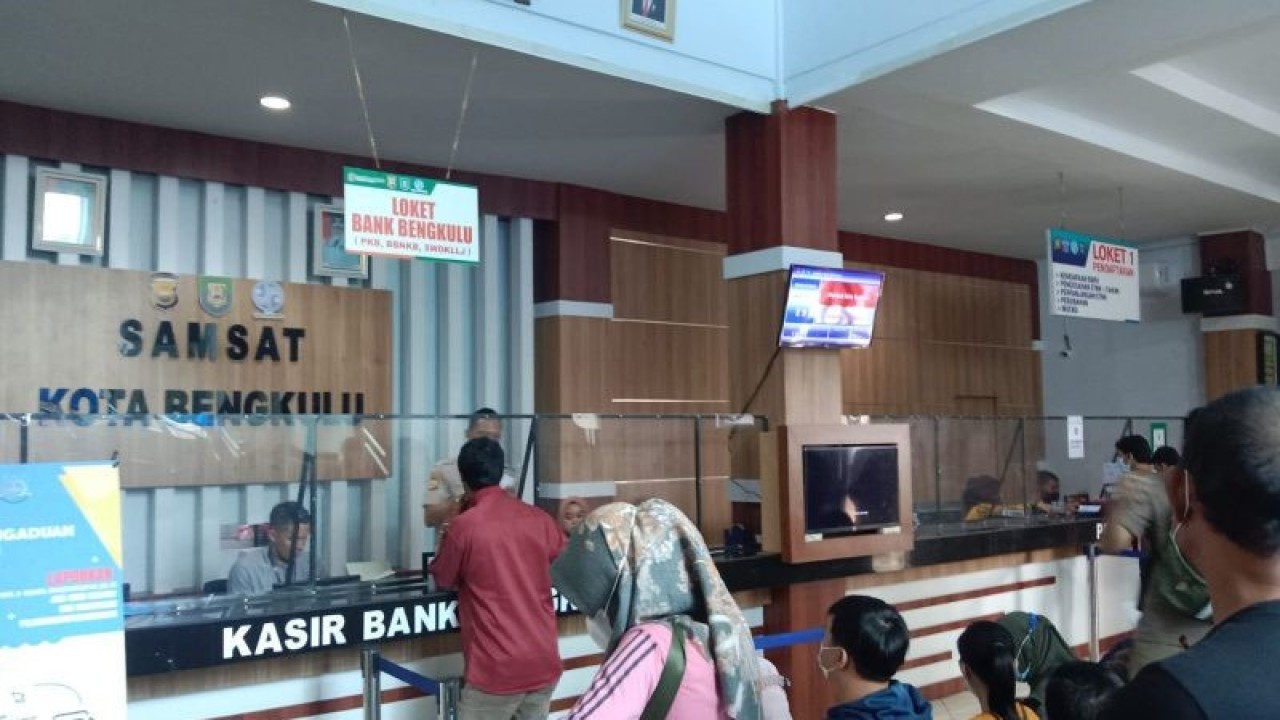Masyarakat Kota Bengkulu saat membayar pajak kendaraan di Samsat Bengkulu. ANTARA/Anggi Mayasari