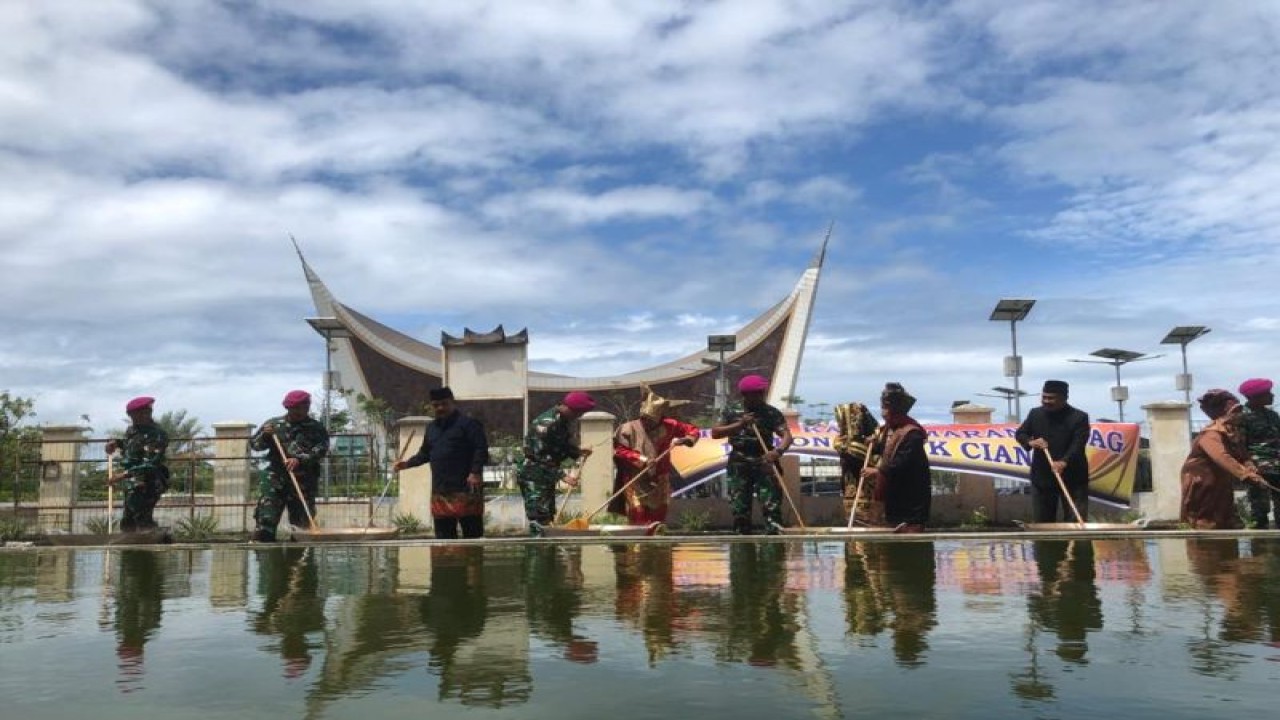 Ibu-ibu dibantu petugas dari TNI, Polri dan Satpol PP memasak rendang secara massal di halaman Kantor LKAAM Sumbar yang berada di kawasan Masjid Raya Sumbar di Padang, Senin (ANTARA/dokumen pribadi)