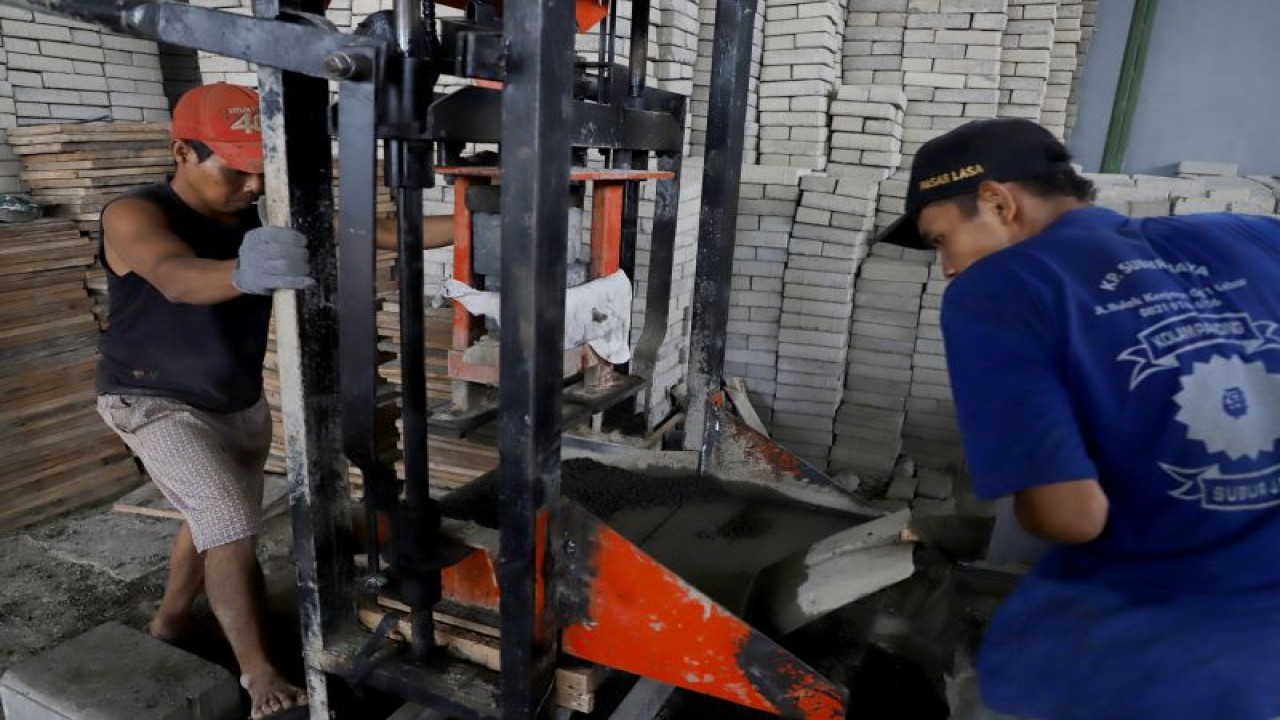 Sejumlah warga dari golongan masyakat berpenghasilan rendah (MBR) di Kota Surabaya sedang mengikuti program padat karya pembuatan paving. (ANTARA/HO-Diskominfo Surabaya)