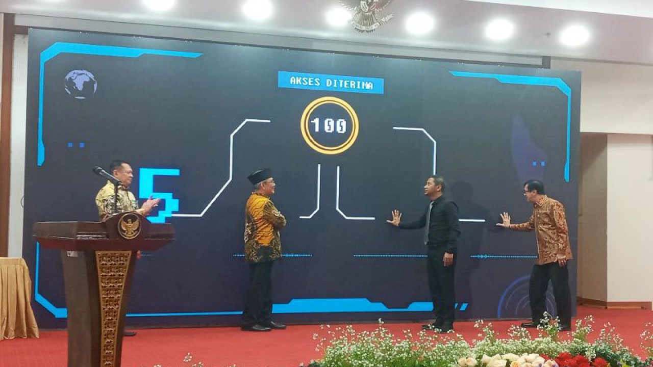 Pakar hukum tata negara Jimly Asshiddiqie, Menteri Hukum dan Hak Asasi Manusia (Menkumham) RI Yasonna H. Laoly, Ketua MPR RI Bambang Soesatyo, dan Ketua Komisi Yudisial RI Mukti Fajar Nur Dewata saat menekan tombol simbol peluncuran dua buku karya Jimly, di Kantor Komisi Yudisial, Jakarta, Senin (5/12/2022). ANTARA/Tri Meilani Ameliya.