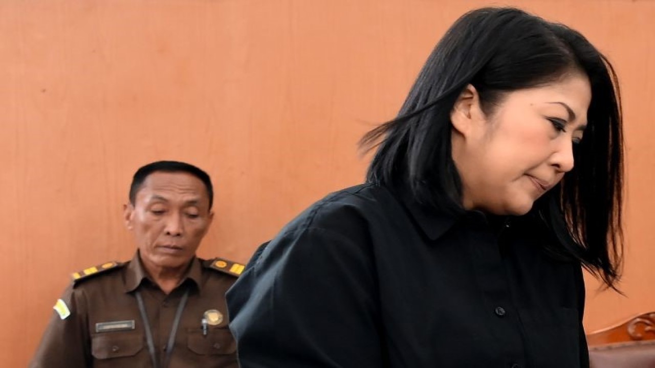 Terdakwa kasus pembunuhan berencana Brigadir Yosua Hutabarat, Putri Candrawathi (kanan), tiba untuk menjalani sidang lanjutan di Pengadilan Negeri Jakarta Selatan, Jakarta, Senin (19-12-2022). Sidang tersebut beragendakan pemeriksaan saksi ahli yang dihadirkan oleh jaksa penuntut umum. ANTARA FOTO/Sigid Kurniawan/aww.