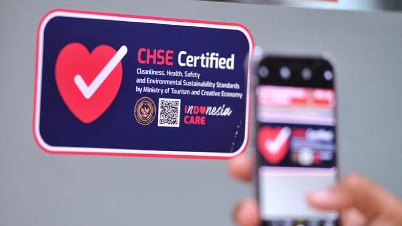 Pengunjung memindai stiker label Indonesia Care (I Do Care) di Mal Bali Galeria, Kuta, Badung, Bali, Selasa (19/1/2021). ANTARA FOTO/Fikri Yusuf/aww/aa. (ANTARA FOTO/FIKRI YUSUF)