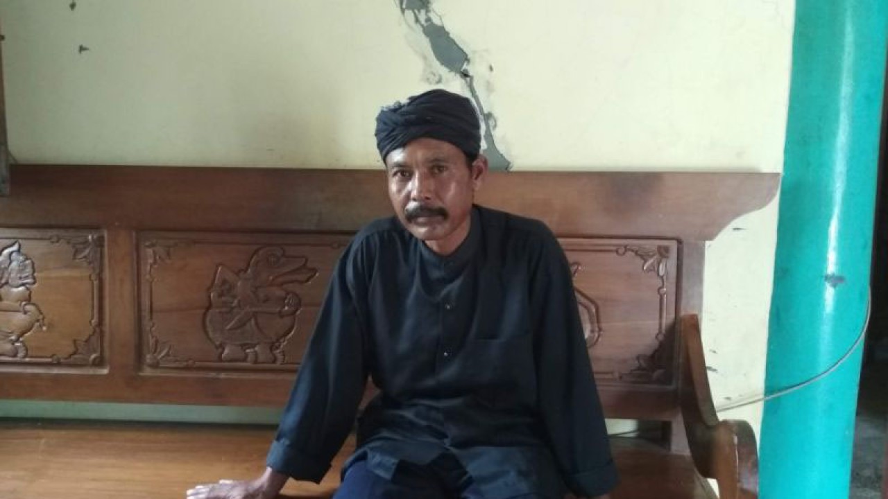 Ketua Penghayat Aliran Kepercayaan Masyarakat (PAKEM) Sedulur Sikep Budi Santoso yang menjadi menjadi tokoh Samin di Kabupaten Kudus, Jawa Tengah, sebagai salah satu penerus ajaran Samin Surosentiko. ANTARA/Akhmad Nazaruddin Lathif
