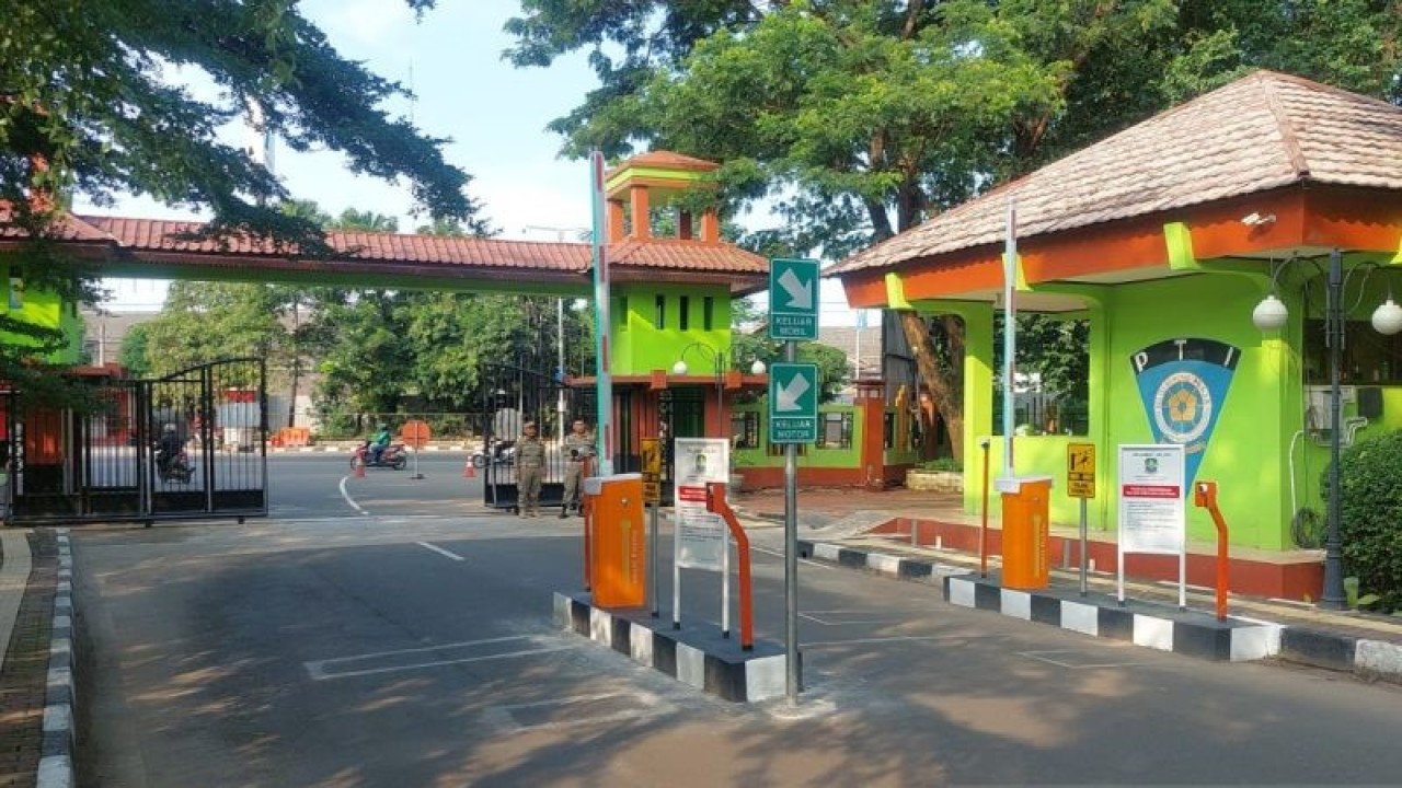 Palang pintu otomatis terpasang di pintu akses keluar dan masuk komplek perkantoran Pemerintah Kota Bekasi, Jawa Barat. (ANTARA/Pradita Kurniawan Syah).