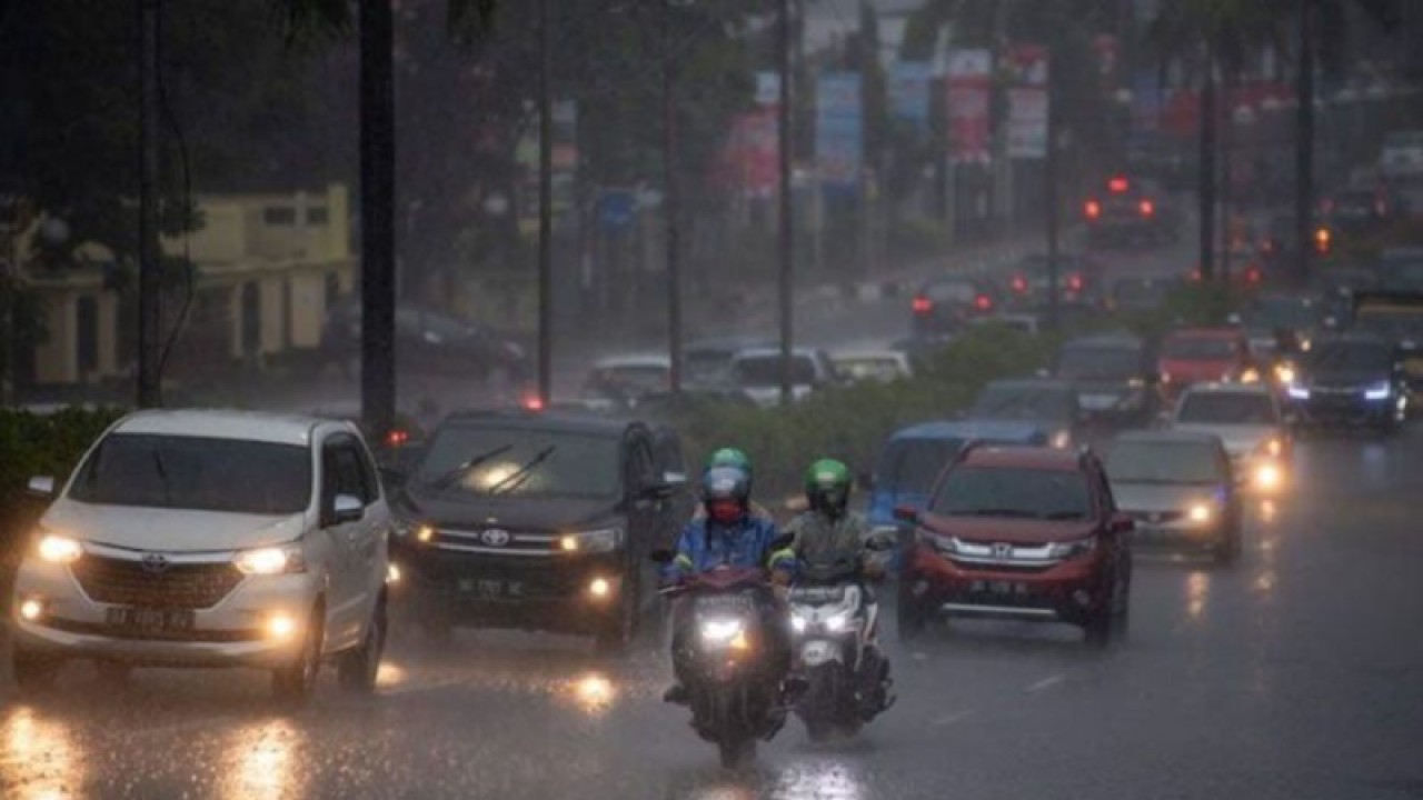 Arsip - Pengendara menerobos hujan lebat saat melintas di jalan protokol Palembang. (ANTARA/Nova Wahyudi/pri)