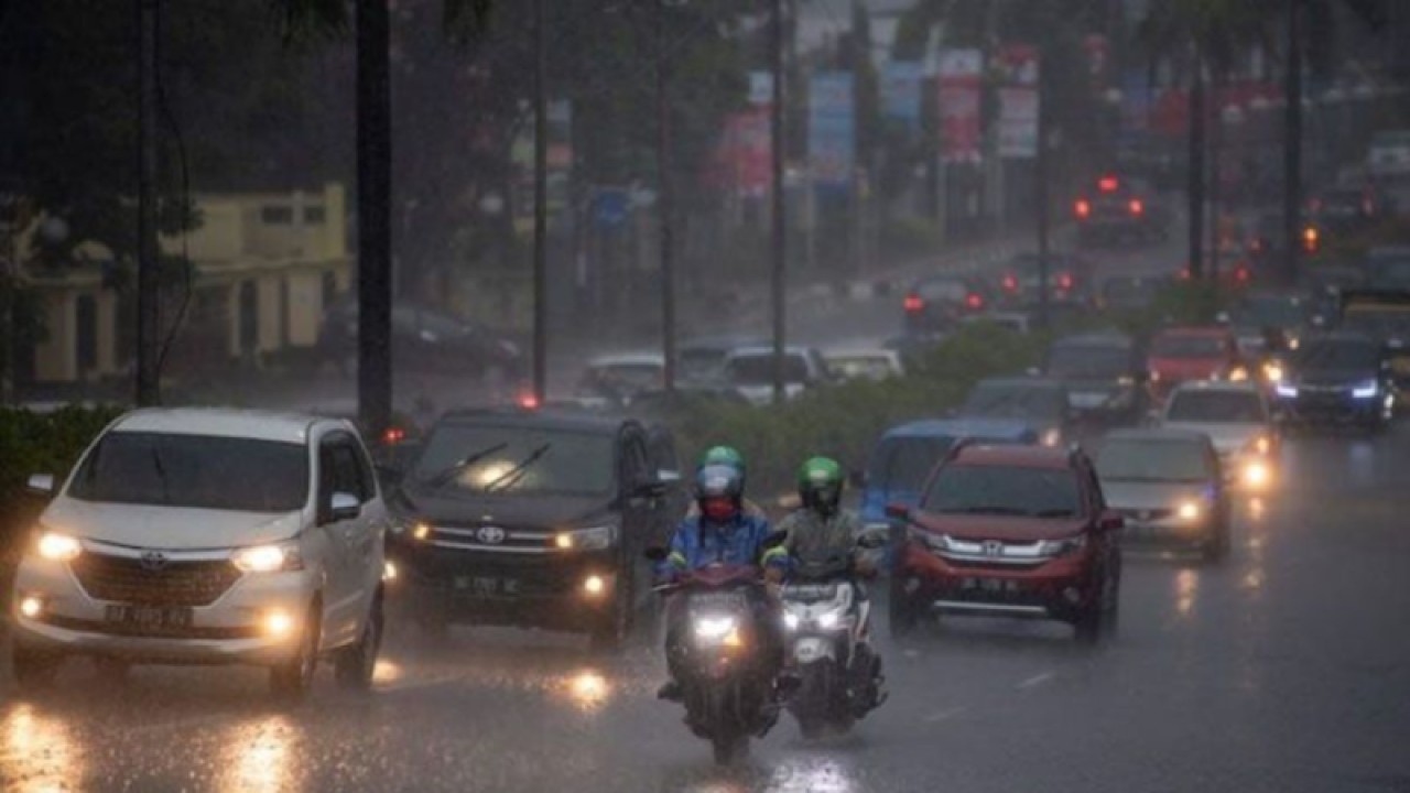 Pengendara menerobos hujan lebat saat melintas di jalan protokol Palembang. (ANTARA/Nova Wahyudi/pri)