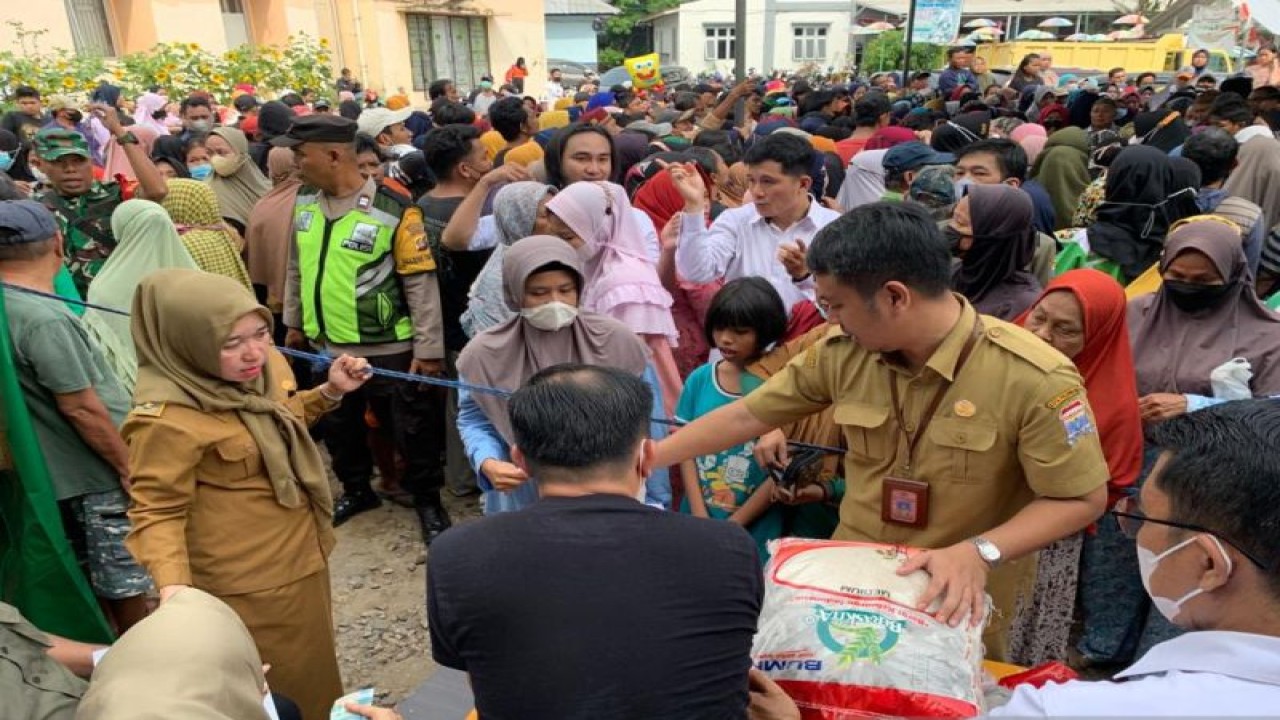 Antrean warga dalam operasi pasar beras murah di Palembang, Selasa (27/12/2022). (ANTARA/Ahmad Rafli Baiduri)