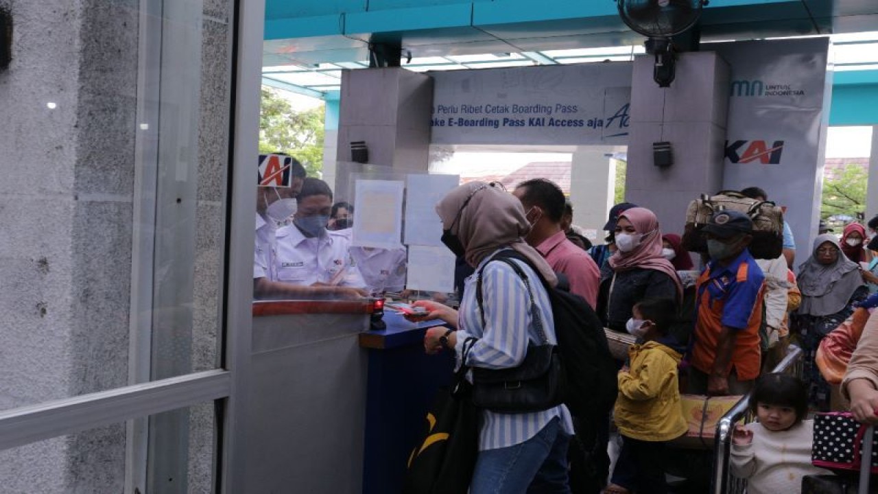 Penumpang di Stasiun Kereta Api Kertapati Palembang (ANTARA/HO-Humas PT KAI Divre III Palembang/2022)