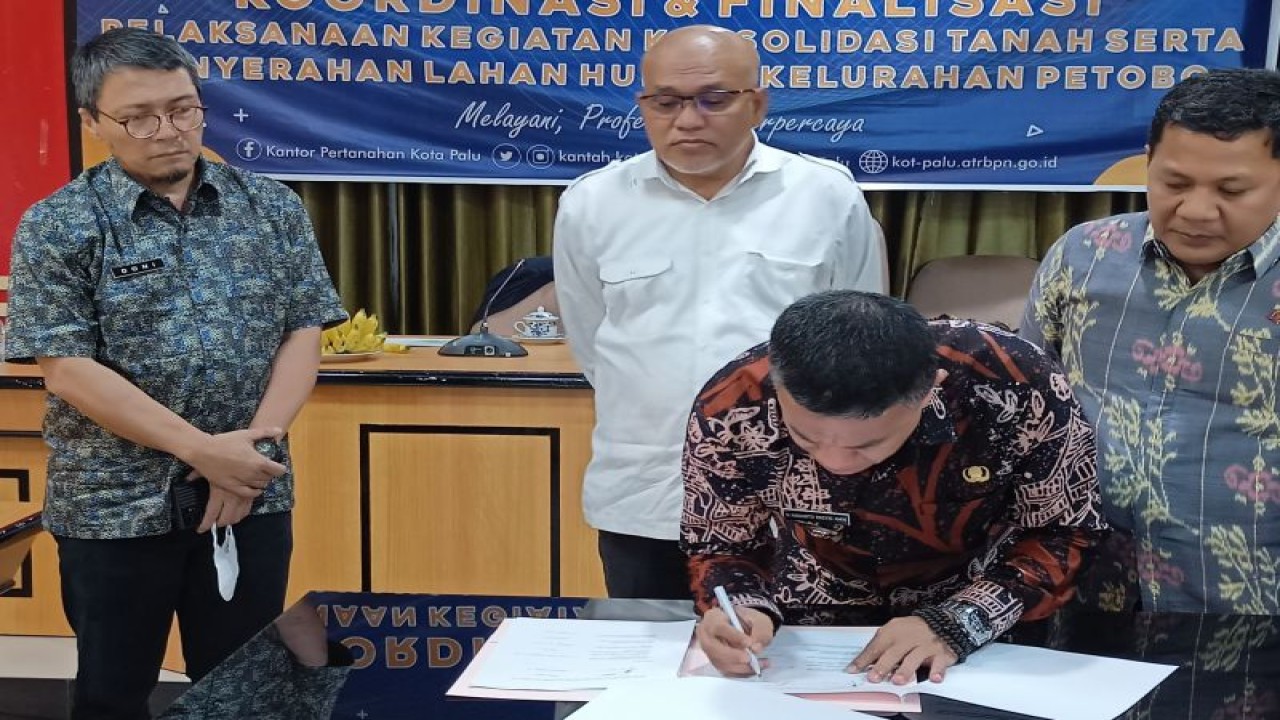 Wali Kota Palu, Hadianto Rasyid menandatangani berita acara penyerahan lahan huntap Petobo usai rapat koordinasi dan finalisasi pelaksanaan kegiatan konsolidasi tanah serta penyerahan lahan hunian tetap (huntap) Kelurahan Petobo berlangsung di Sekretariat Daerah Pemkot Palu, Kamis (15/12/2022). ANTARA/Moh Ridwan