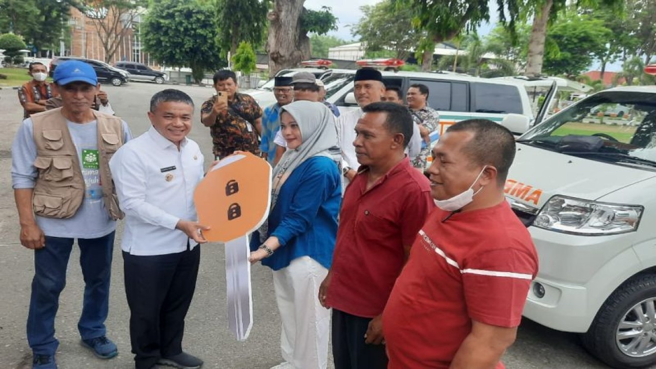 Wali Kota Palu Hadianto Rasyid didampingi Kepala Dinas Kesehatan Kota Palu Rochmat Jasin secara simbolis menyerahkan bantuan ambulans untuk lima kelurahan di Kota Palu, Provinsi Sulawesi Tengah, Jumat (30/12/2022). (ANTARA/HO Humas Pemkot Palu)