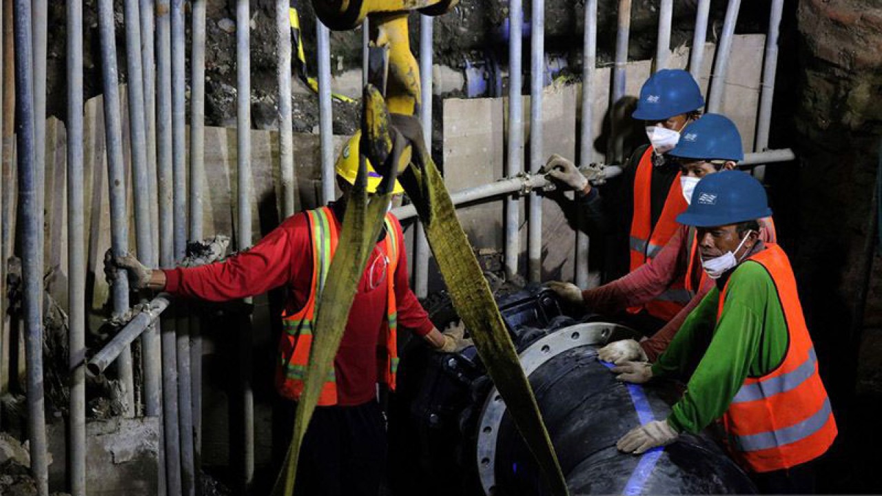 Petugas Perumda PAM Jaya memasang pipa air minum bawah tanah di Jakarta, Selasa (11/10/2022). ANTARA/HO-Humas Perumda PAM Jaya/aa.