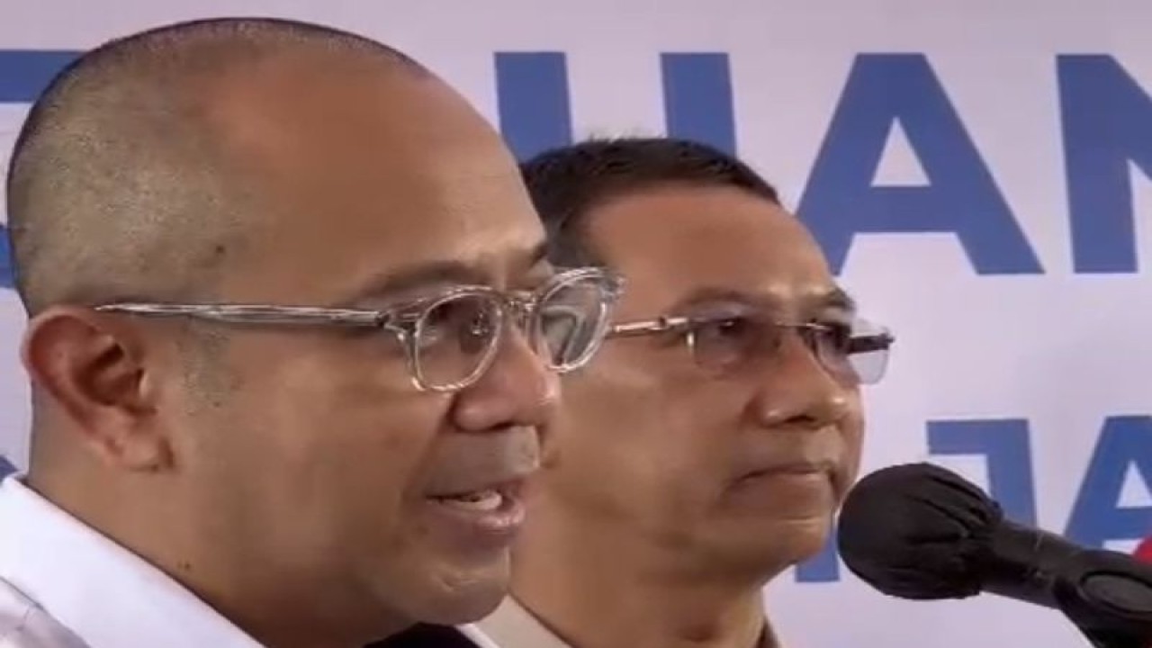 Direktur Utama (Dirut) Perumda PAM JAYA Arief Nasrudin (kiri) memberikan sambutan disaksikan Penjabat Gubernur DKI Jakarta Heru Budi Hartono (kanan) saat peninjauan layanan air PAM JAYA di Jalan Kampung Marunda Kepu, Cilincing, Jakarta Utara, Jumat (16/12/2022). ANTARA/HO-PAM JAYA