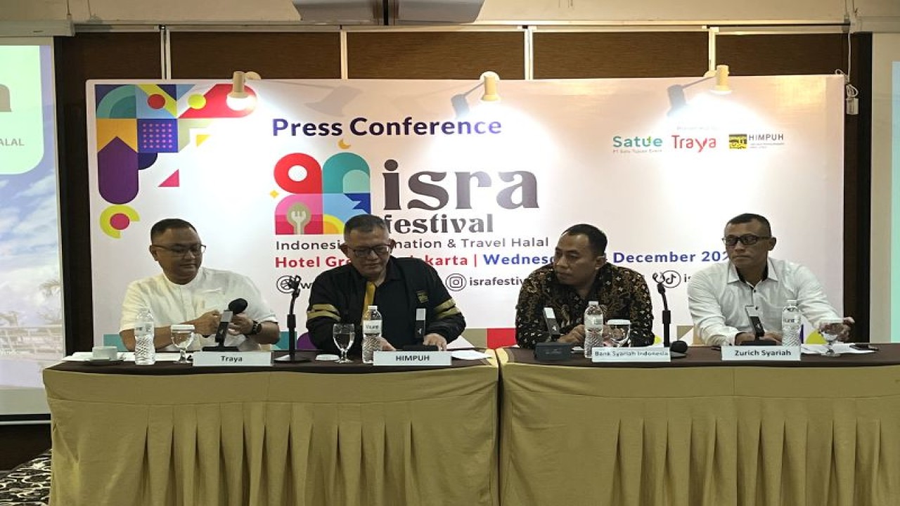 Direktur Traya Eksibisi Internasional Bambang Setiawan bersama Sekretaris Jenderal Himpunan Penyelenggara Umrah dan Haji, Muhammad Firman Taufik, saat mengisi konferensi pers di Jakarta, Rabu (14/12/2022). ANTARA/M. Baqir Idrus Alatas