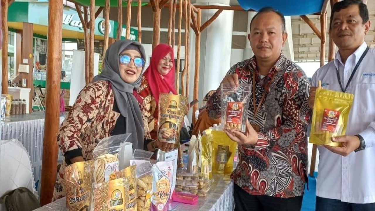 Pameran UMKM nasabah Mekaar PNM di Terminal Bandara Depati Amir Pangkalpinang. (ANTARA/ Donatus Dasapurna)