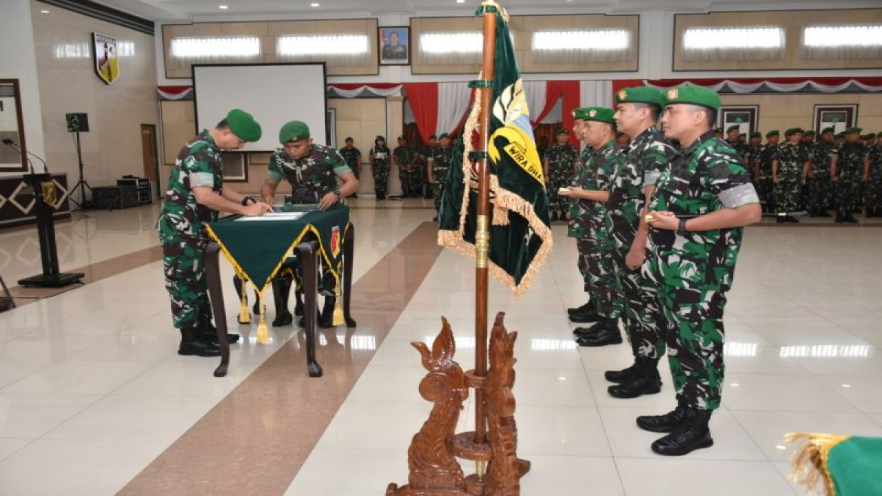 Pangdam XIII/Merdeka Mayjen TNI A Denny Tuejeh melakukan Sertijab Danrem 133/Nani Wartabone dan Dandeninteldam XIII/Merdeka. ANTARA/HO-Pendam XIII Merdeka (1)